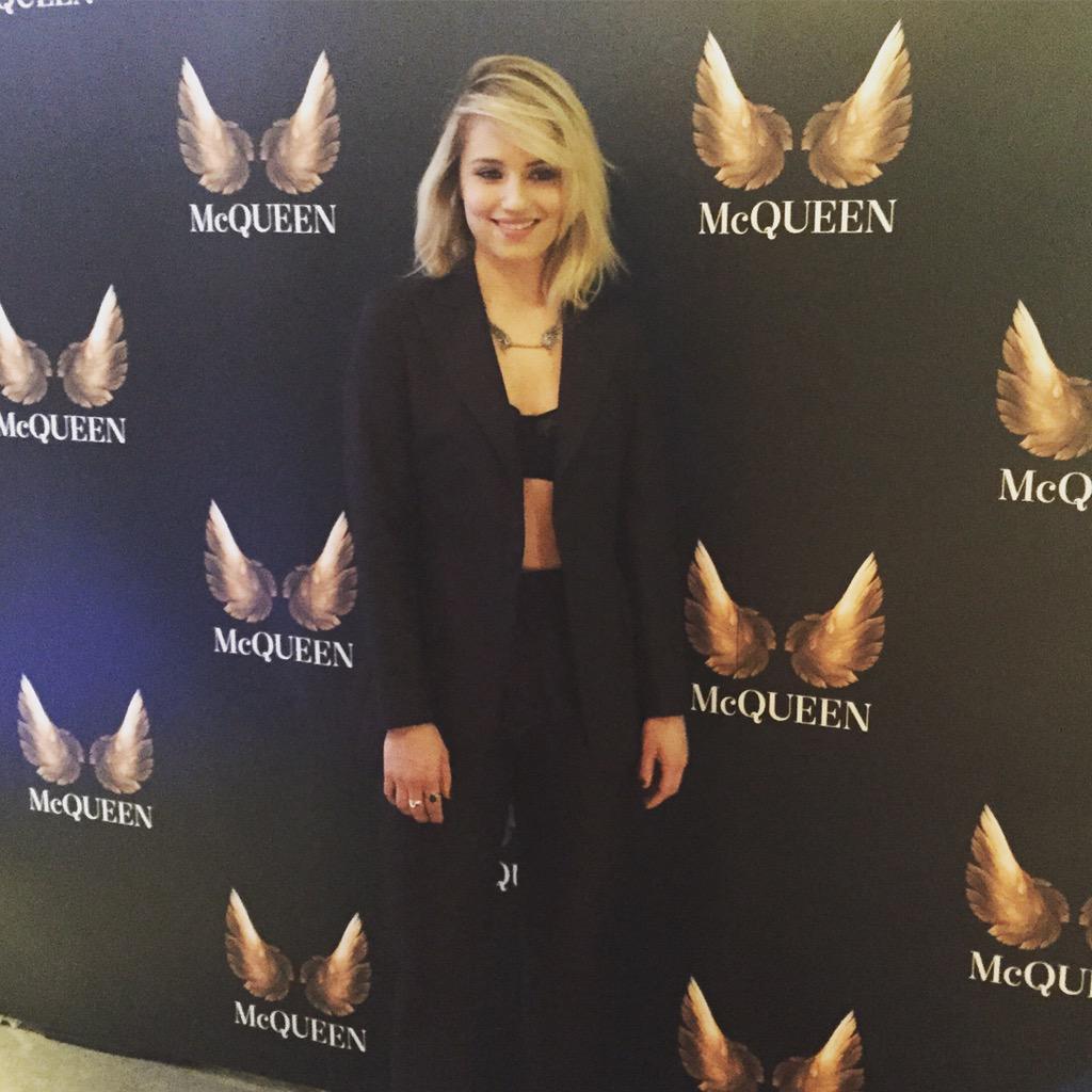 McQueenThePlay's tweet photo. Our stunning Dahlia @DiannaAgron. Many congratulations on your performance tonight. #McQueenThePlay #PressNight http://t.co/goSjXOsKqP