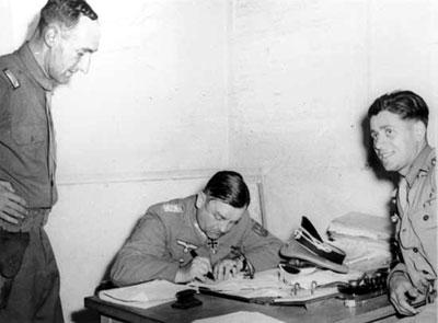 KevinDiogene's tweet image. Mémoires de Von Choltitz : "Il m'énerve ce traducteur de Leclerc qui comprend tout parfaitement !" . #France2 #2emeDB