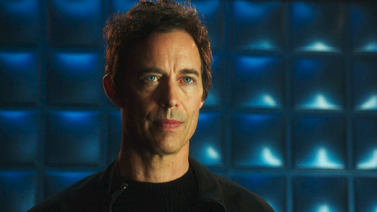 CW_TheFlash's tweet photo. Only 1 hour left! Watch this preview &amp; get ready for tonight's season finale of #TheFlash! http://t.co/jCvog8rqrW http://t.co/Ve58Knk3Jx