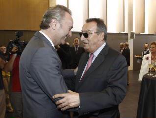 miguelsolerg's tweet photo. En la foto se ve como riñe #Fabraincapaz a los corruptos. Especialmente a su padre político. #debatedefinitivo http://t.co/12dmLa45wS