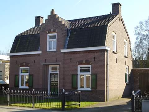 Dorpswoning aan de Dorpstraat, bouwjaar 1927. Het begin van een prachtige rij oude huizen. #Gemeentelijk #Monument
