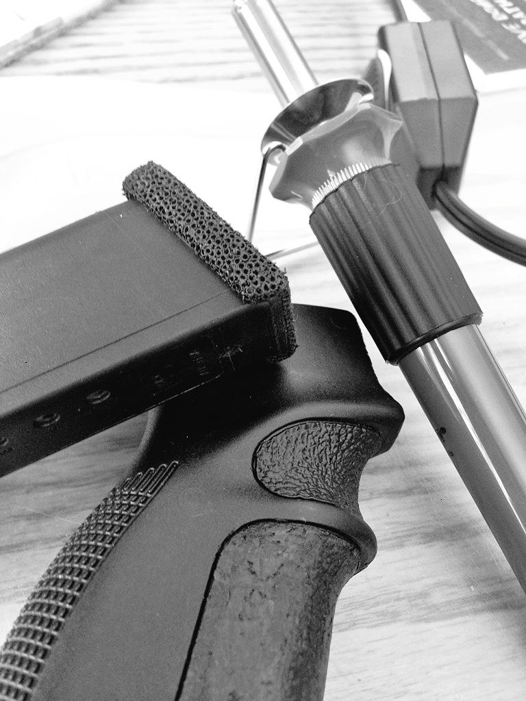 Protein_Queeen's tweet image. Workin on some grips. #stippling #grips #gunmods #guns #glock #vz58