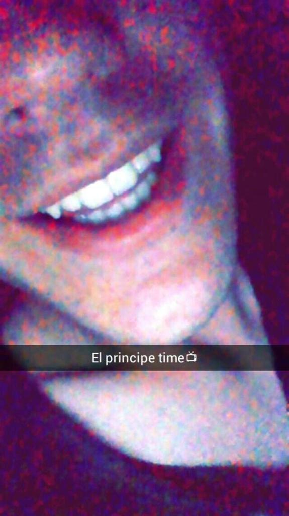 UnputoEriik's tweet photo. Por muchos muros que haya y muchos bajones que tenga, la sonrisa no me la quita nadie. #unbesi #envidiososarderperras http://t.co/v9SKPDadIx