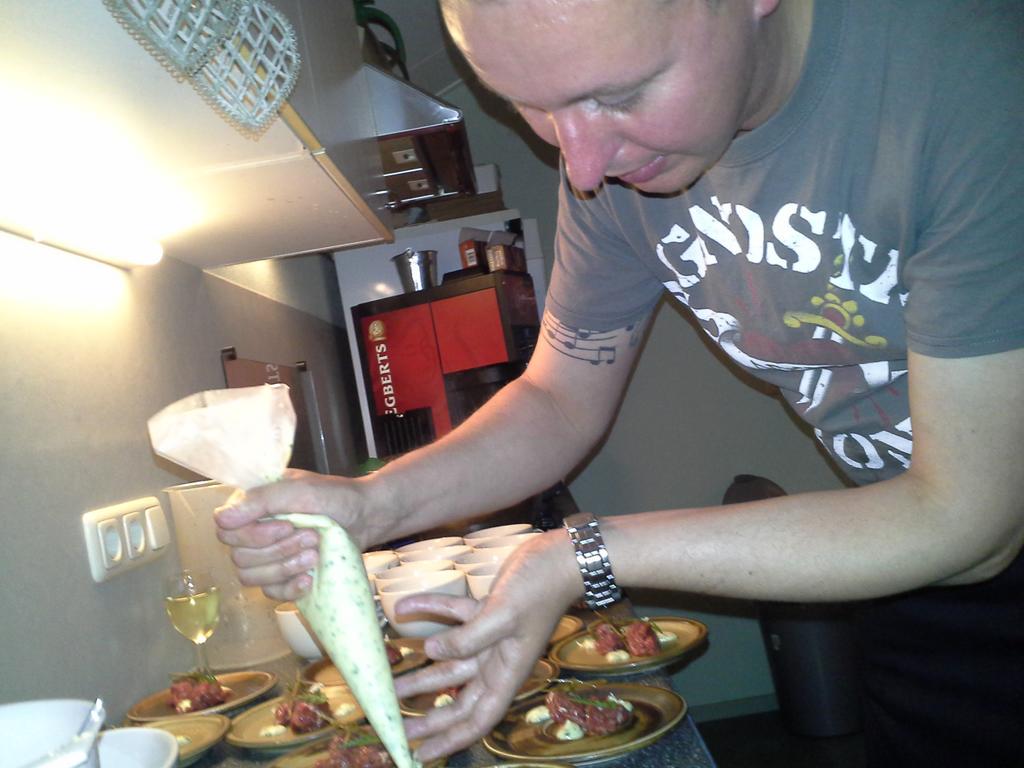Leerzame avond "koken met onkruid" met DEwildeoogst. Patrick van <a href="/Rest_Anno88/">Restaurant Anno 88</a> gaf met de kruiden een kookworkshop.