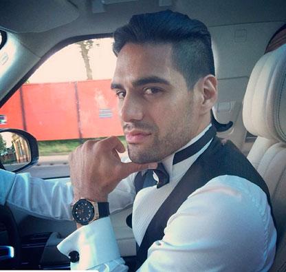 NoticiasCaracol's tweet photo. Falcao le dio gusto a su esposa y cambió de look http://t.co/pAiPJ6ToVb http://t.co/K4ZavCezvD
