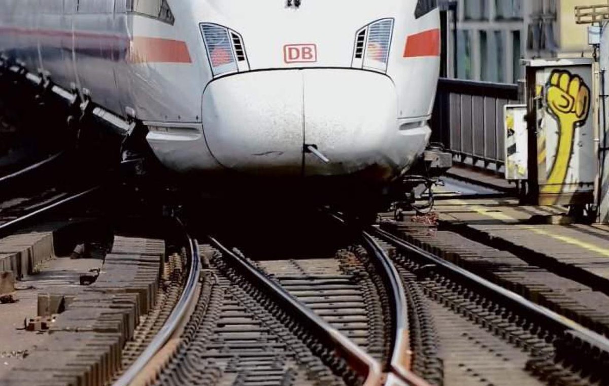 bza's tweet photo. #kripoe #grafitti #fist #bahn #streik #ice #photo @db http://t.co/gJbeCxu8b0