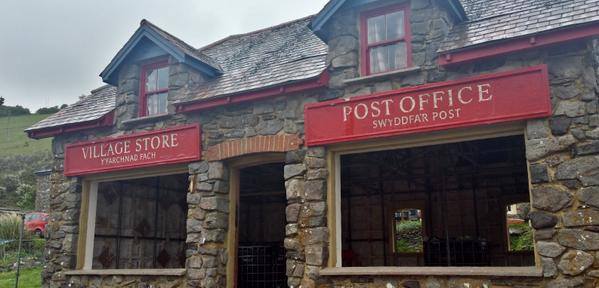 MissPeregrinesH's tweet image. Excitement is mounting worldwide, for The Library Of Souls cover reveal, later today #mphfpc @ransomriggs @quirkbooks