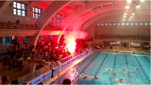 SundayShoutsFC's tweet photo. Pyro at a Water Polo game in Hungary 😂 😂 http://t.co/pYItVl2Bp6