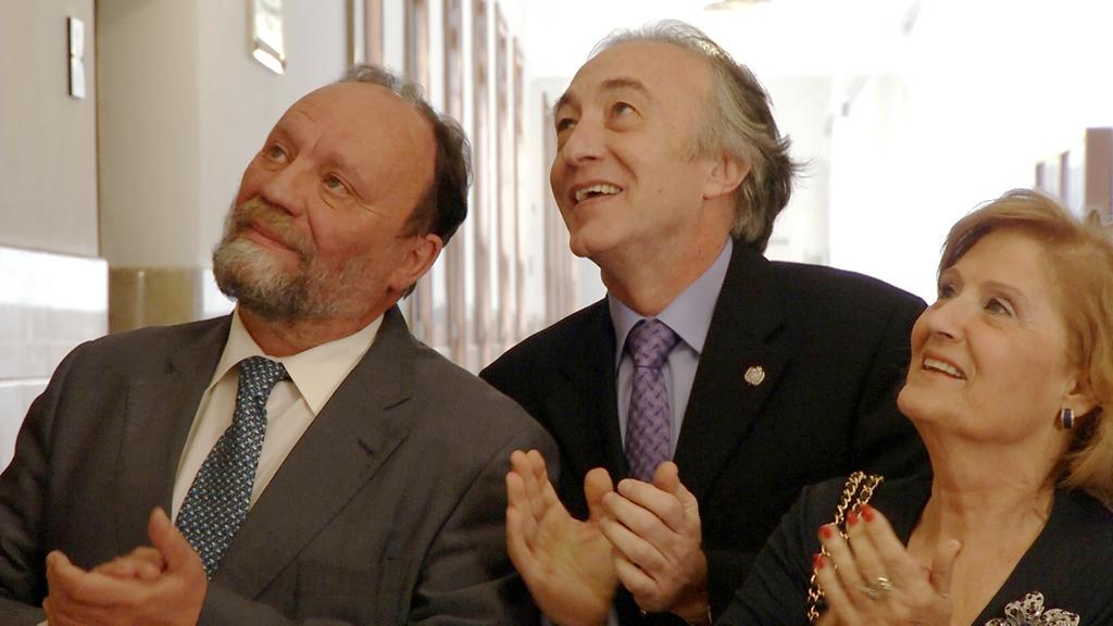 IndalecioUgr's tweet photo. Esta mañana me he topado con la Virgen María por el pasillo. Nada puede salir mal #IndalecioRector http://t.co/oK10rCN8O4