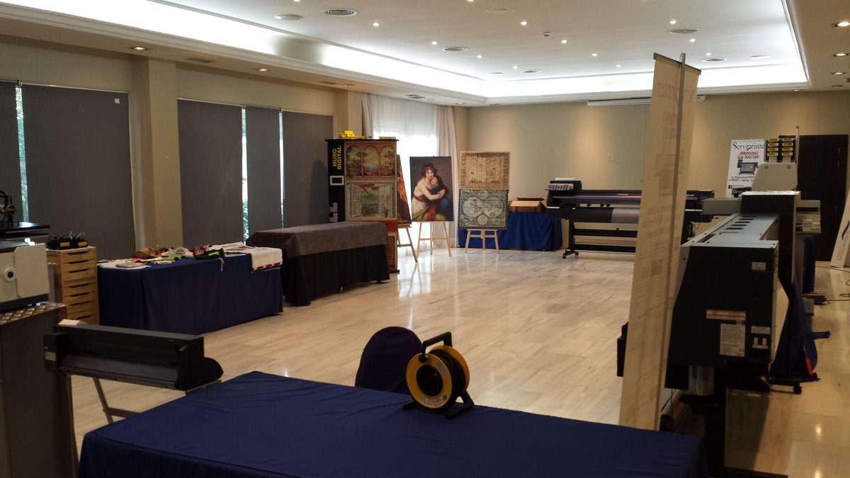 ServiprinterSL's tweet photo. Buenos dias el #DEMOTOUR2015 #Málaga da su pistoletazo de salida, así nos quedó el salón cuando terminamos anoche http://t.co/csNj8jjPoc