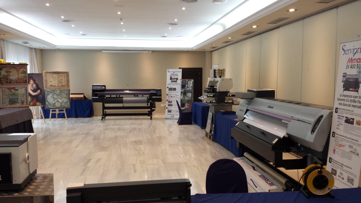 ServiprinterSL's tweet photo. Buenos dias el #DEMOTOUR2015 #Málaga da su pistoletazo de salida, así nos quedó el salón cuando terminamos anoche http://t.co/csNj8jjPoc
