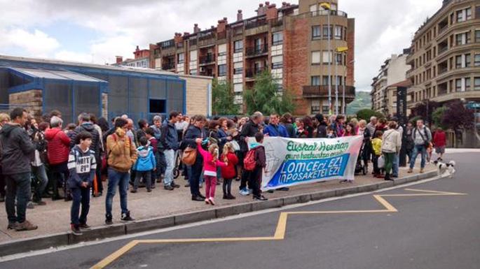 argia's tweet photo. LOMCEk agindutako proben kontrako planto eta protestek ez dute etenik http://t.co/uKBgu6Hzwo #lomceriplanto http://t.co/N48xS6gcf9