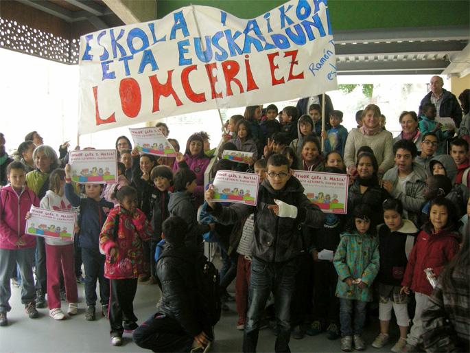 argia's tweet photo. LOMCEk agindutako proben kontrako planto eta protestek ez dute etenik http://t.co/uKBgu6Hzwo #lomceriplanto http://t.co/N48xS6gcf9