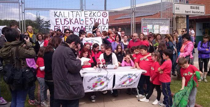 argia's tweet photo. LOMCEk agindutako proben kontrako planto eta protestek ez dute etenik http://t.co/uKBgu6Hzwo #lomceriplanto http://t.co/N48xS6gcf9