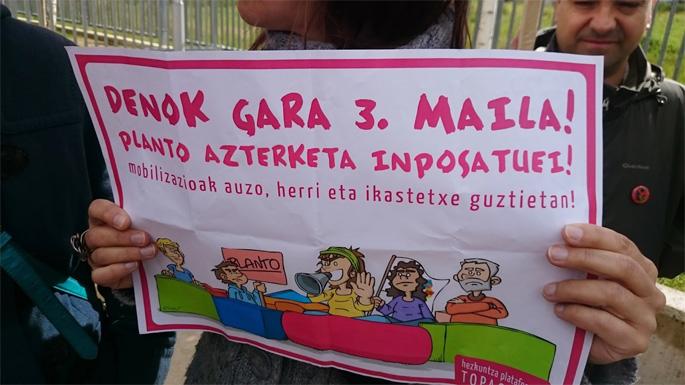 argia's tweet photo. LOMCEk agindutako proben kontrako planto eta protestek ez dute etenik http://t.co/uKBgu6Hzwo #lomceriplanto http://t.co/N48xS6gcf9