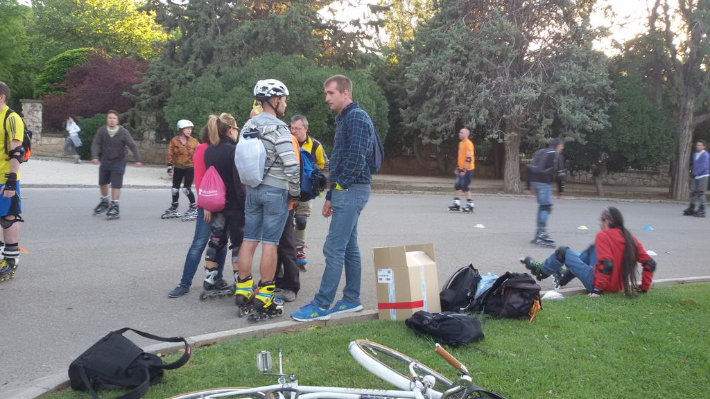 PatinarZaragoza's tweet photo. A pesar del cierzo, mucha gente ayer aprendiendo en el MARTESKATE. #PZrules http://t.co/7rR9cG9ymo