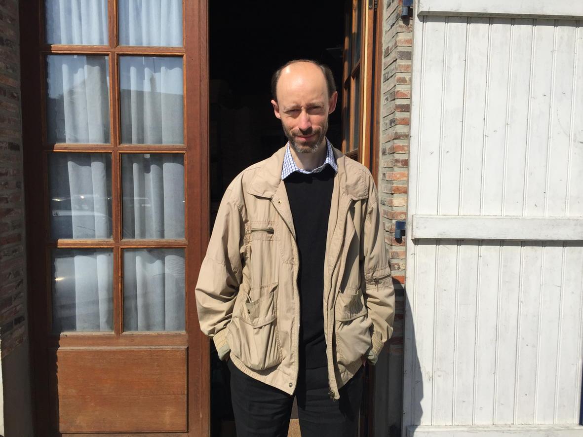 CyrilPetit's tweet photo. Bienvenue chez Christophe, 44 ans, qui collectionne les journaux depuis 31 ans. #PaperLive http://t.co/E18MWZ95cT