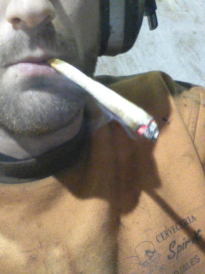 Gambiniko's tweet photo. A por el miercoles ����😀 muy buenos dias, para empezar bien el dia porrito de maria #buenoshumos #bless #pulmonOnFire. http://t.co/6PrOmH1nQ4