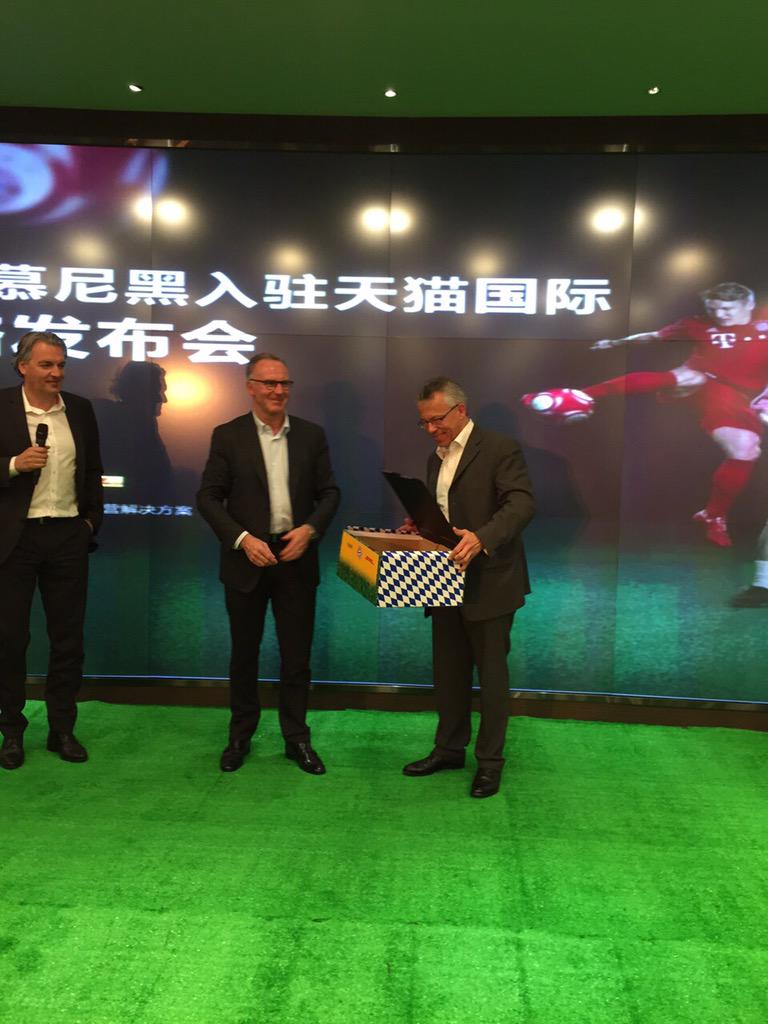 Feliciaghx's tweet photo. Thomas Kipp, CEO #DHL #Ecommerce delivering the first merchandise http://t.co/oQUGl53nHo