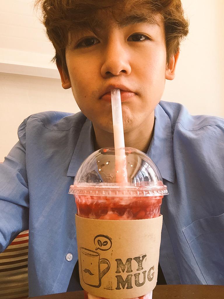 Strawberry yogurt smoothie~ happiful weather today in Korea! Hope you all have a good day!