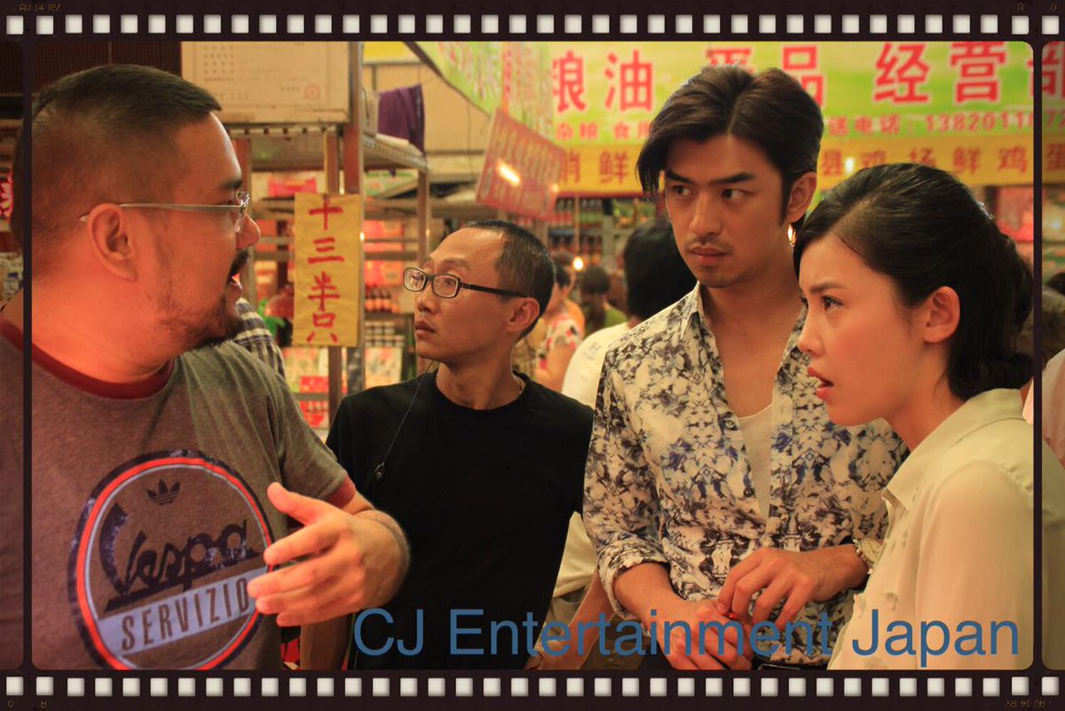 歳よ もう一度 公式 絶賛公開中 秘蔵メイキング画像 これは市場でのワンシーン 監督の説明を熱心に聞いているチェン ボーリン ヤン ズーシャン 特にボーリンさんの真剣なまなざし とてもかっこいいです チェンボーリン