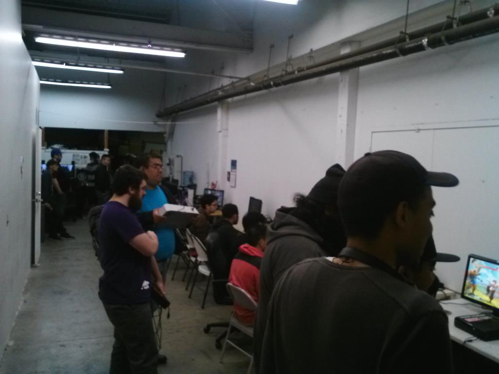 juliofuentes408's tweet photo. Breezys is like the boxing gym of south bay FGC #EvoTraining #CPT #SouthBayBestBay http://t.co/EoknuPO2as
