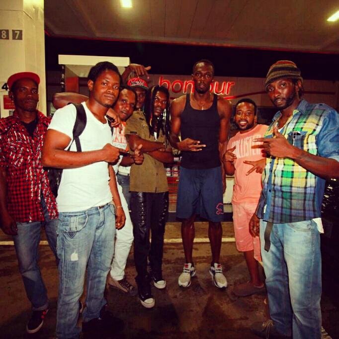 onenationmusic's tweet photo. #usainbolt #chilling with #team Onenation music | @usainbolt http://t.co/FgpwO53jEJ