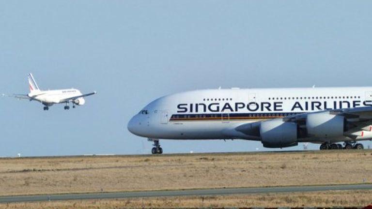 ChannelNewsAsia's tweet photo. .@SingaporeAir engine failure: S'pore's Air Accident Investigation Bureau to investigate http://t.co/xCYwPC0X48 http://t.co/T7pIrXZVQL