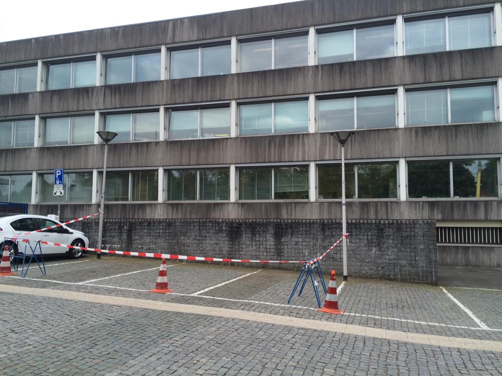SolarPartnerNL's tweet photo. Komende dagen installatie 83 zonnepanelen gemeentehuis #bussum in opdracht van @watt_nu #wezijnerklaarvoor http://t.co/3dS8s0M45A