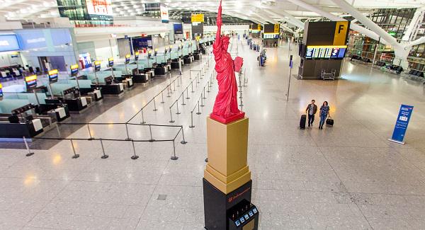 HeathrowAirport's tweet photo. Voila! We're celebrating #beauty with our own Statue of Liperty in #T5! #oneveryoneslips – http://t.co/DM10U4S1Bi http://t.co/fteuP2Ri3Q