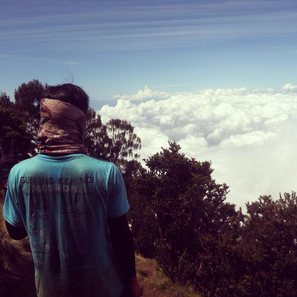 infopendaki's tweet photo. RT @kelvinstev82: Di ketinggian manapun, aku selalu rindu untuk pulang #safetyhike http://t.co/YhJKIco0px