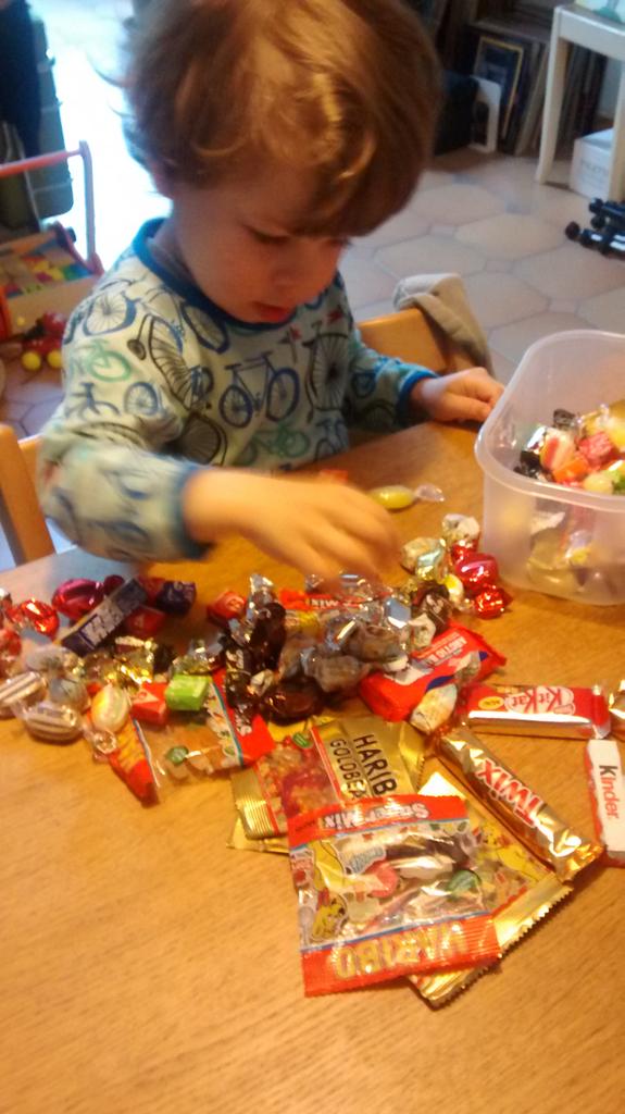 UXAntwerp's tweet photo. One little boy was very happy this morning thanks to #uxantwerp and @papercutny for #candysorting workshop! http://t.co/DkF5YPYt6u
