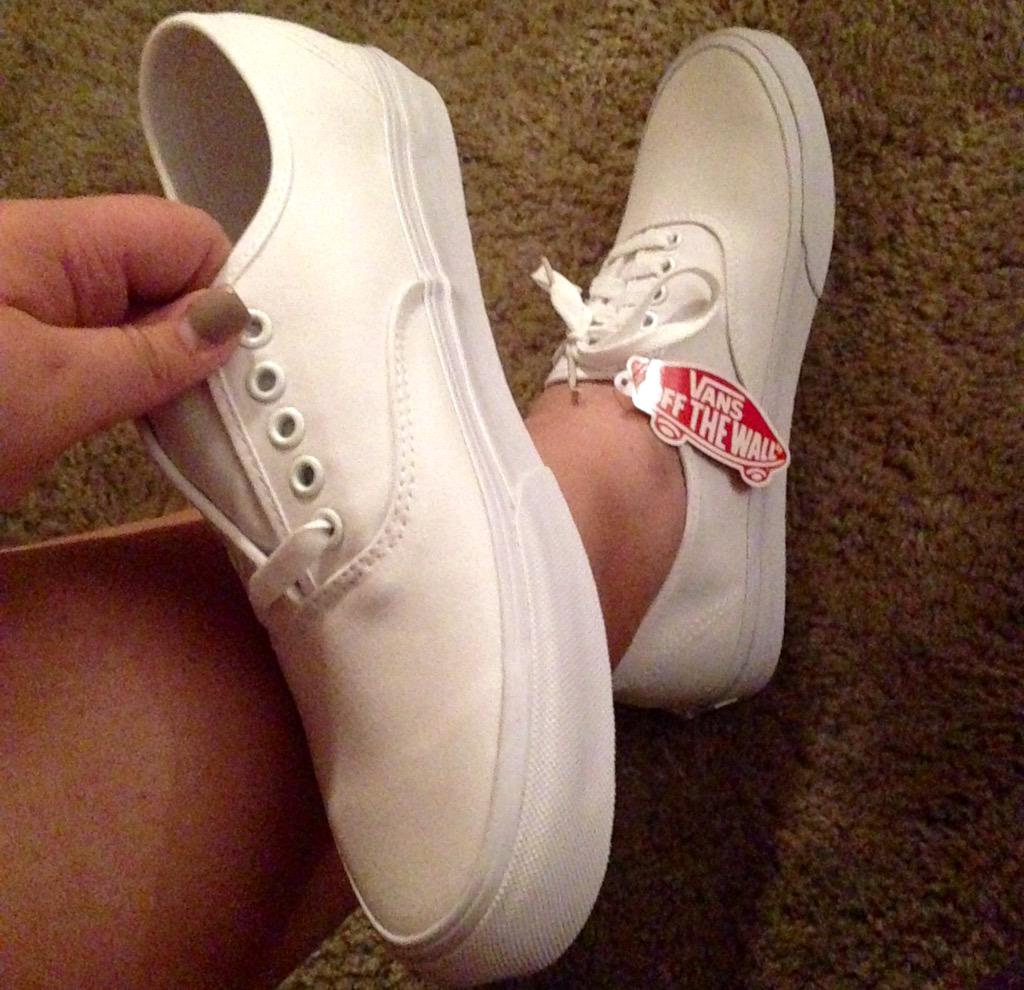 xForeversamm's tweet photo. Early grad gift from my mom, sister & Fafa 💖 #tysm #ilyg #gradshoes http://t.co/dkPuRBIcKe
