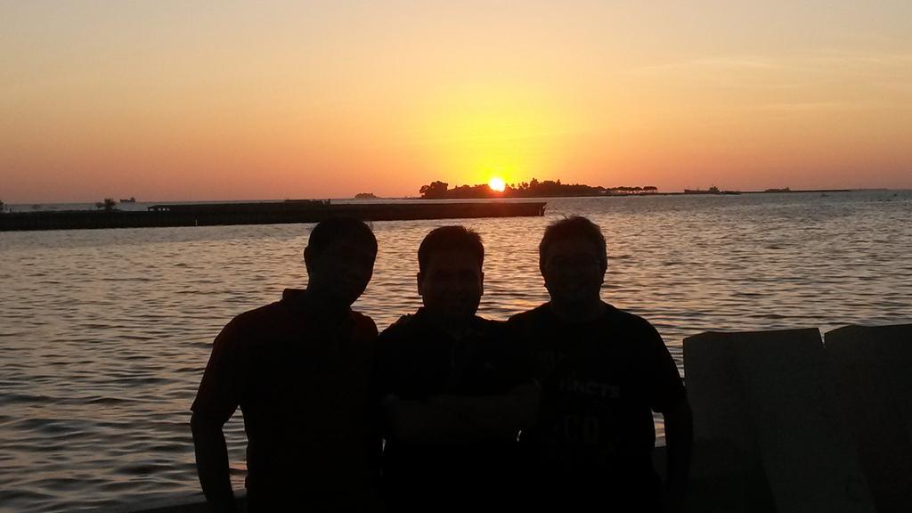 Gushelfis's tweet photo. @fktik2015 selamat datang di pantai losari http://t.co/3bSRnE9v4B