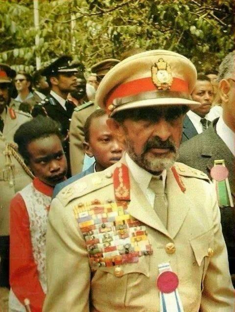 jnnaomi's tweet photo. Who is behind Emperor http://t.co/3g5djcweuu