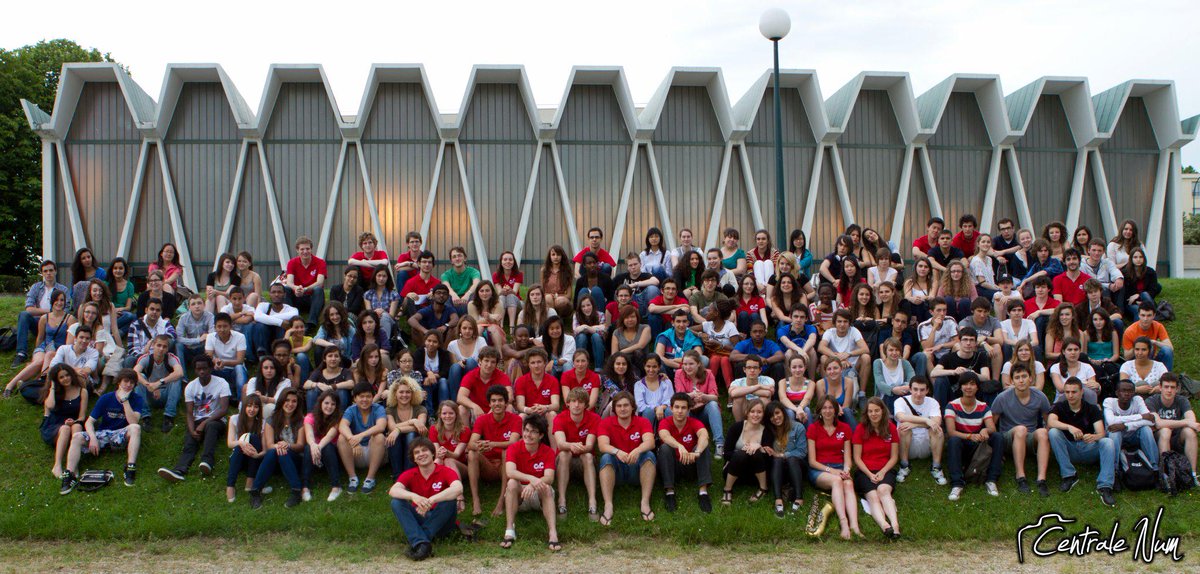 OSER_CS's tweet photo. J-1 avant notre Journée de Clôture #JdC ! Voici une petite photo des années précédentes ! #souvenir #tuteurs #tutorés http://t.co/qLSzkhGYq7