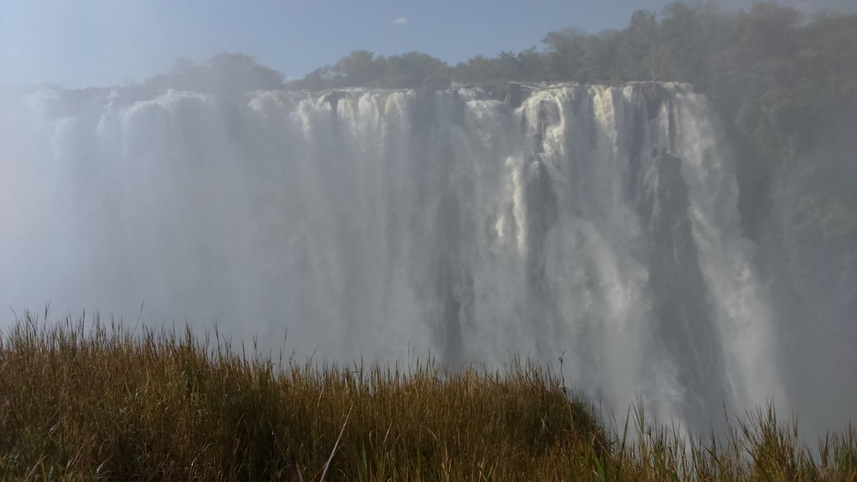 dkay_online's tweet photo. Majestic welcome by #VicFalls  @TheZambeziSun http://t.co/gW1mhCoGPN