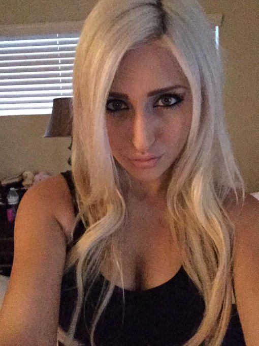 Watch Xandra Sixx's leaked NSFW photo on TwXstars