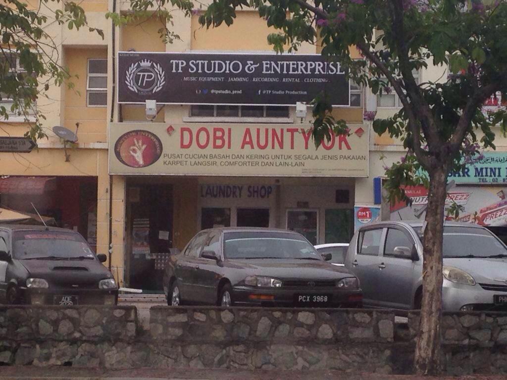 Kalau yang masih taktahu dekat mana studio kitorang, tengok signboard ni !