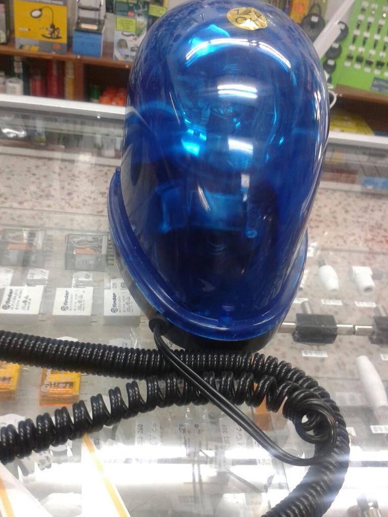 ApeironTeatroTF's tweet photo. Necesitamos una luz de policía azul, similar a ésta.¿Estás en Tenerife y tienes una? Si nos la prestas se hará famosa http://t.co/S5ggfSwDBD