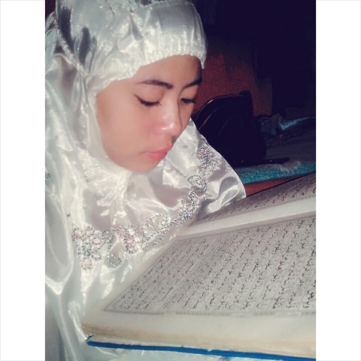 Iht_Liee's tweet photo. Yuk mengaji @CintaQuranID #QuranMoment #BisaBacaQuran http://t.co/8oL2Gpx7Do