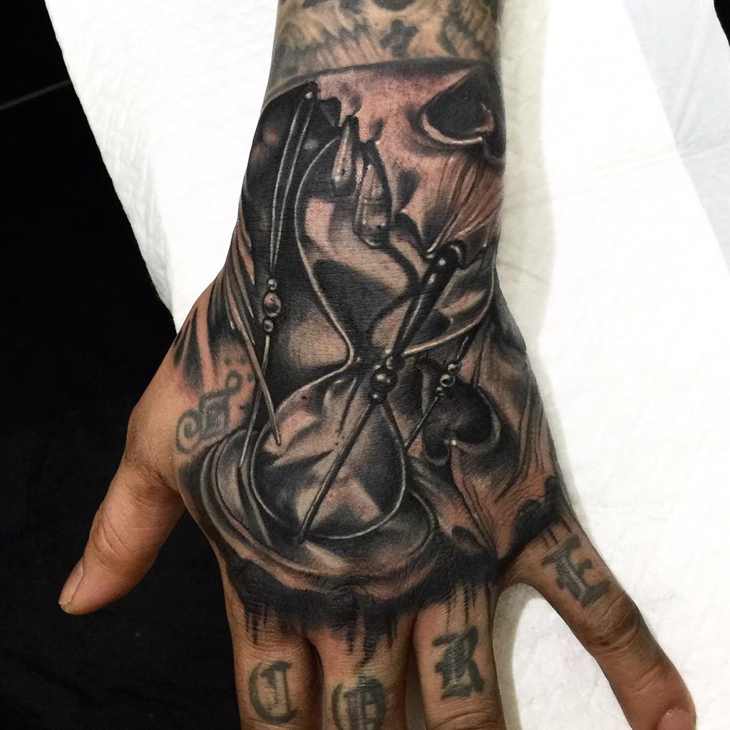 彫師 Kt 仙台タトゥー東京 Twitterren 東京ツアーラストの作品 手の甲に砂時計とスカルを2匹彫りました 手の甲なので治りが心配ですが バンドマンなのでまぁそれもありかなとw さて 明日は四国だ Tattoo タトゥー Http T Co Jgkco8gtaa Twitter