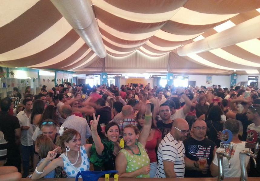javirodriguezco's tweet photo. Ambientazo @CasetaCapirote con las sesiones de @TETEDJCORDOBA y @d_ballesteros22 HOY TENEMOS UNA CITA TODOS ALLÍ! http://t.co/XiPZiIGmpr