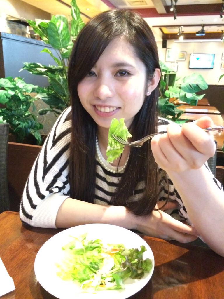 DiazGroup【Official】@広報くん on X: 島崎りこちゃん☆ サラダ食べてます(^^) 相変わらずちっちゃくて可愛いです✨  http:t.coOmLxEWmO2a  X