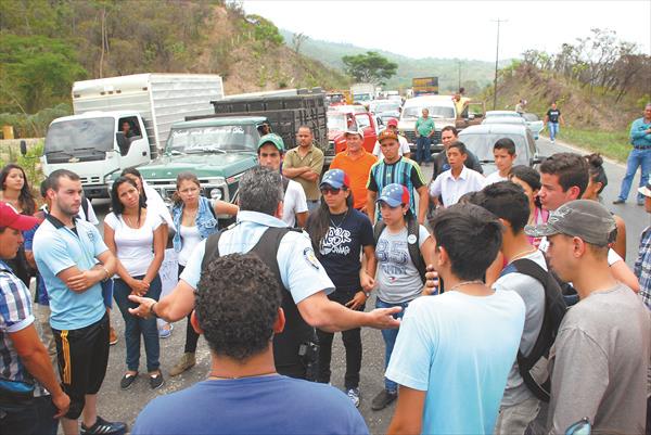 jgjaen's tweet photo. Estudiantes de la Unesr consignaron peticiones en la Gobernación del estado (2418827) http://t.co/AehPICIjjk http://t.co/Wb1UOHqwRt