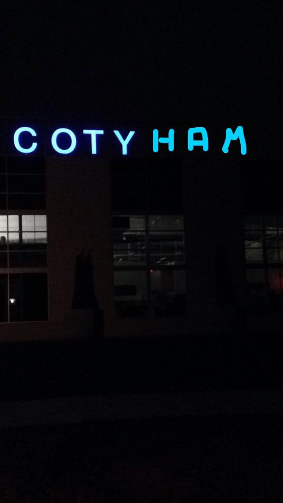CosyHam's tweet photo. When you put your logo on a building, but they're off by a letter<<<<<<<
#NotPitted http://t.co/UVIMvgHw34
