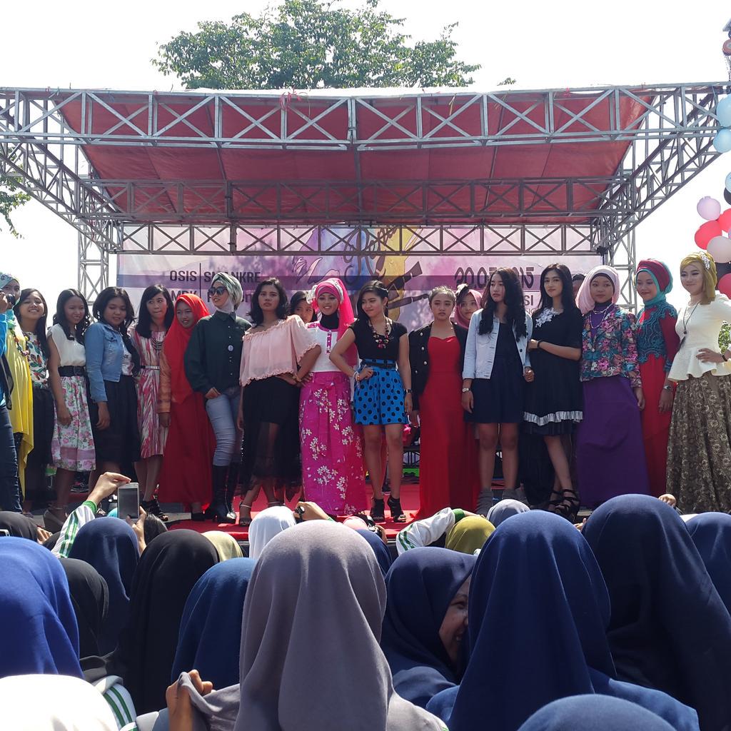 run_glowParty's tweet photo. Fashion show cewek @Smankrez_SDA  #SelebeEventOrganizer http://t.co/2o7dwFaRpe