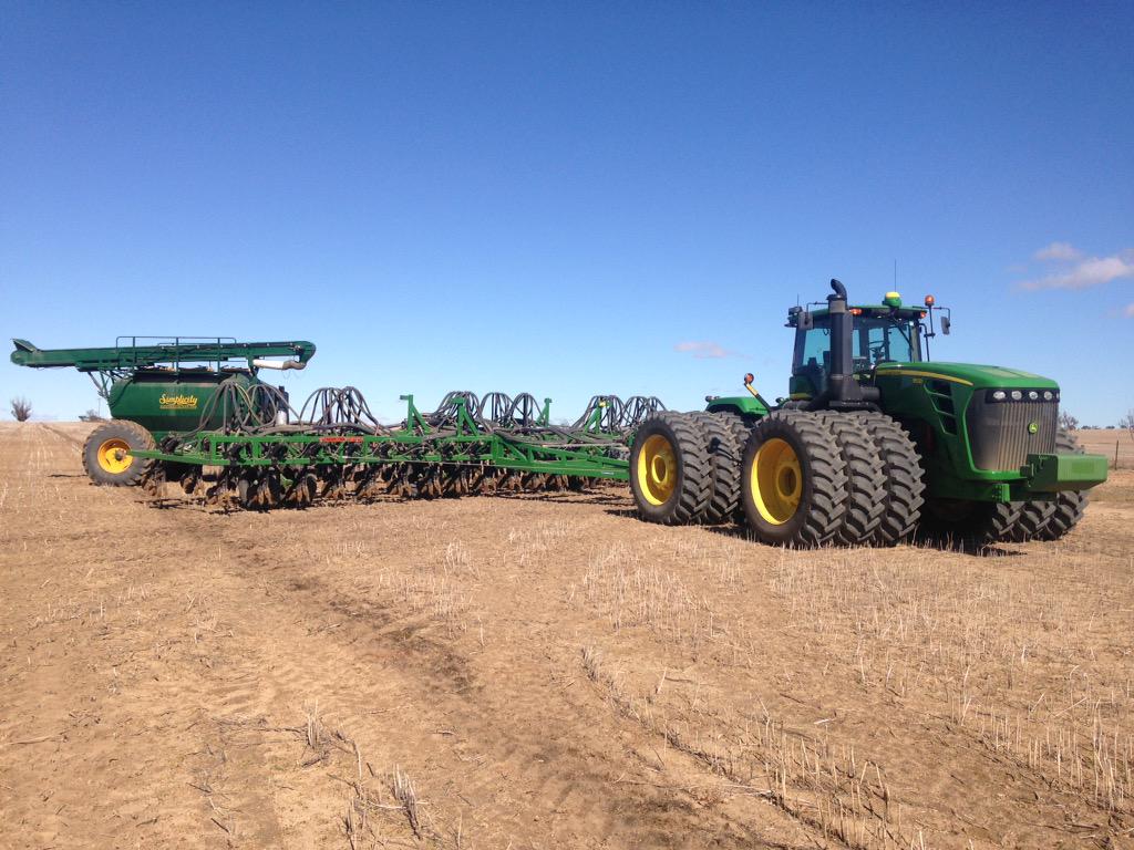 AndrewTodd13's tweet photo. Is green is good 👍 3 different shades #plant15 #seeding15 JD9530 Ausplow 60-260E Simplicity 3 Bin 12000L http://t.co/tVRPbZ06wD