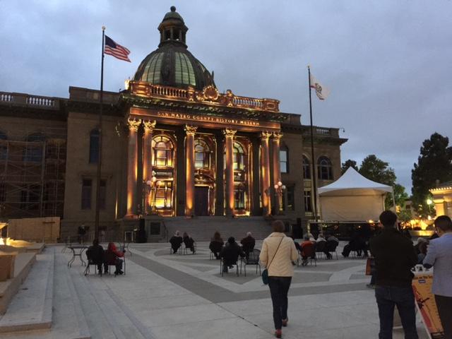 rwcevents's tweet photo. Next show, 9:30pm! #magiclantern #3Dvideomapping #redwoodcity http://t.co/dtbpyBCsBy