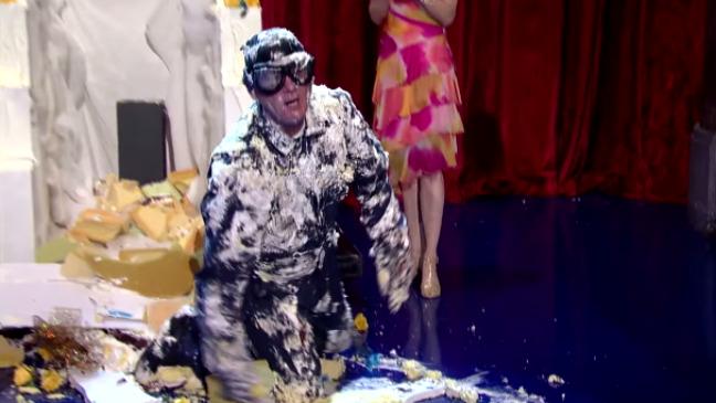 THR's tweet photo. Bill Murray Says Goodbye to David #Letterman by Popping Out of Cake (Video) http://t.co/6GzZcpTz53 #ThanksDave http://t.co/hVZ5TTcGEr
